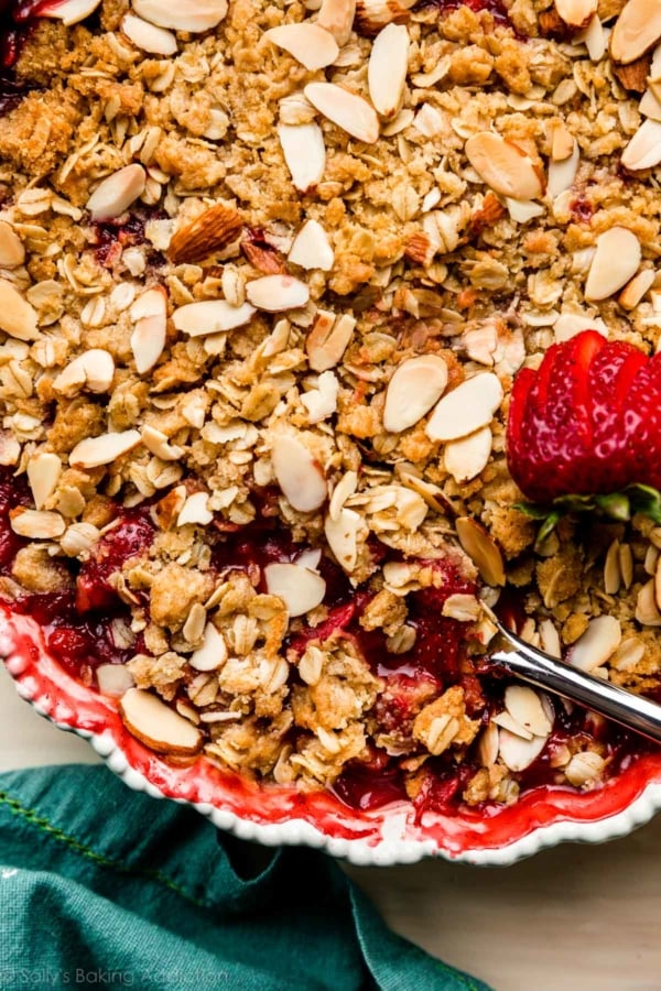 strawberry vanilla crisp in pie dish