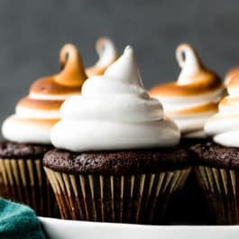 marshmallow creme frosting on chocolate cupcakes